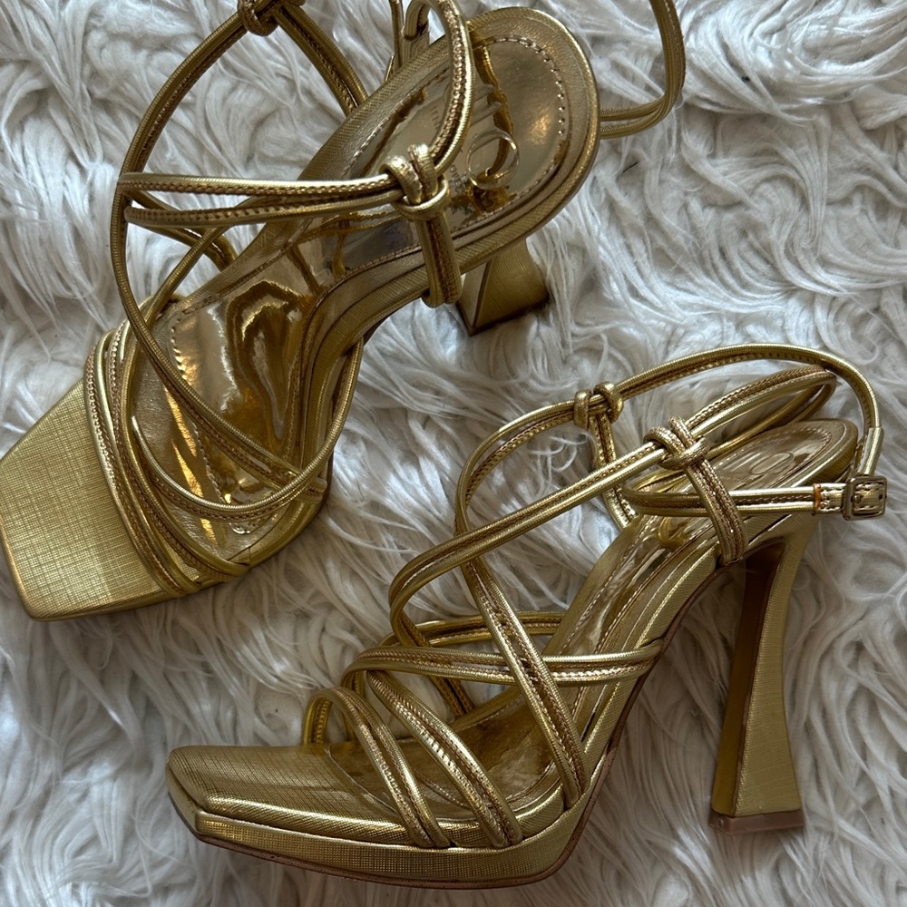 Jennifer Lopez Gold Strappy Heels - Picture 2 of 3